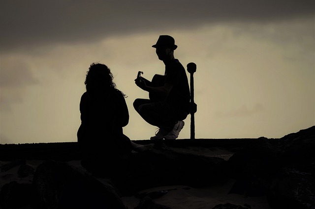 Picture of a silhouette of two people singing a ballad
