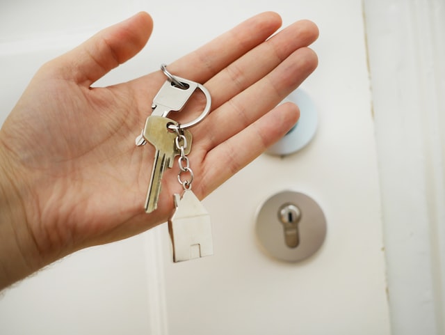 Picture of a person with keys in their hand 