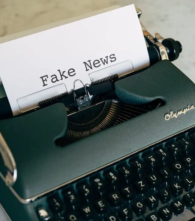 Picture of a type writer with the words "Fake News"