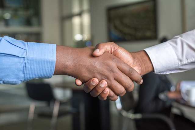 picture of two persons shaking hands 