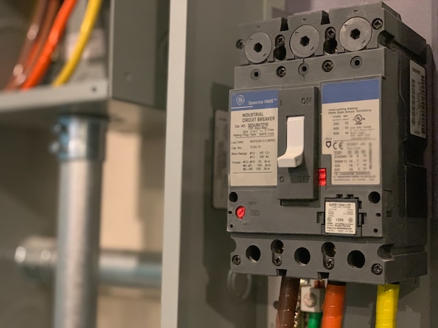 picture of an electric circuit breaker 