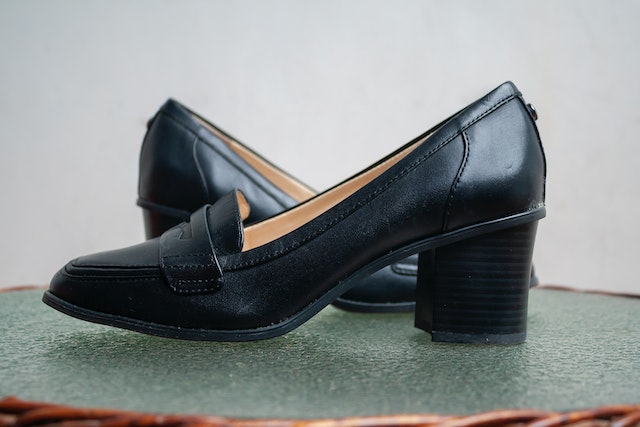 picture of a pair of black pumps
