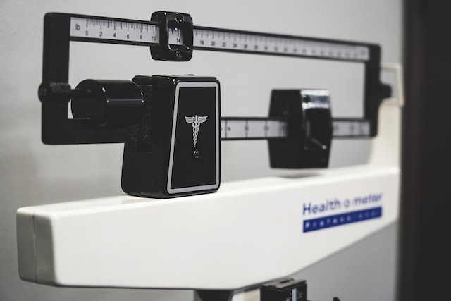 picture of an analogue weighing scale