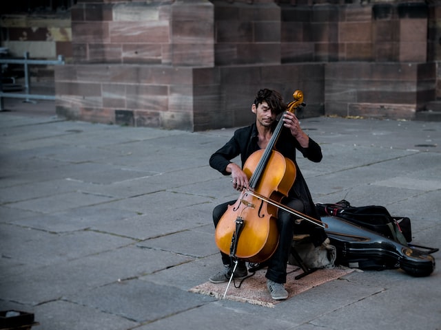 Picture of a man playing the cello