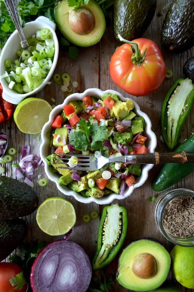 Picture of a salad bowl and vegetables 
