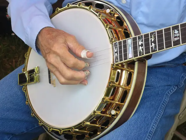 Picture of a person playing the banjo