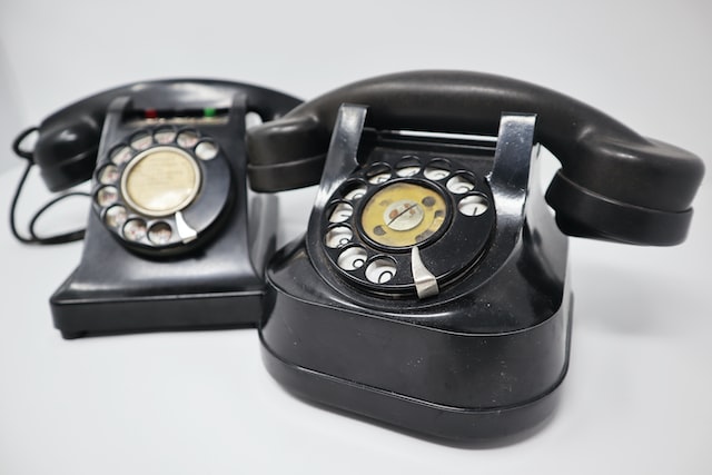 Picture of a old telephone with a Baklite casing