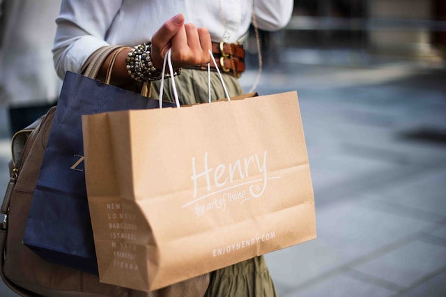 picture of lady holding lots of shopping bags