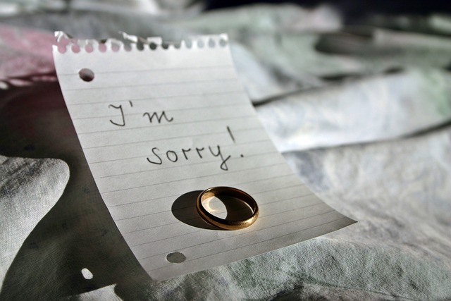 Picture of a wedding ring left on a note saying "I am Sorry"