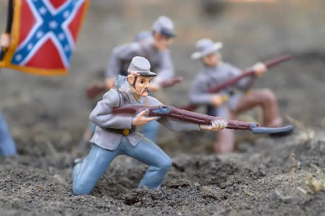 Picture of a figure of a confederate soldier 