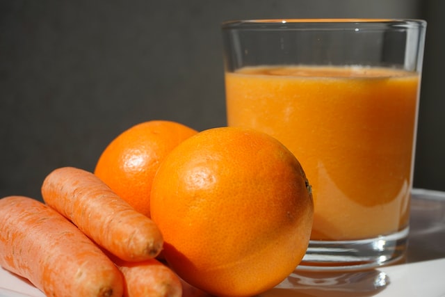 Picture of fresh oranges and carrots which contains antioxidants 