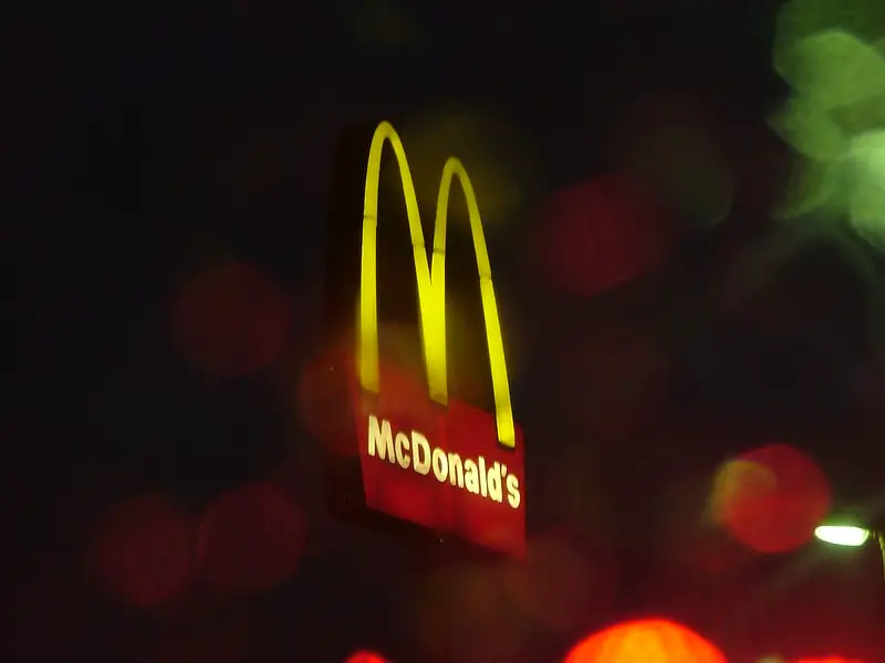 Picture of the McDonalds sign board 