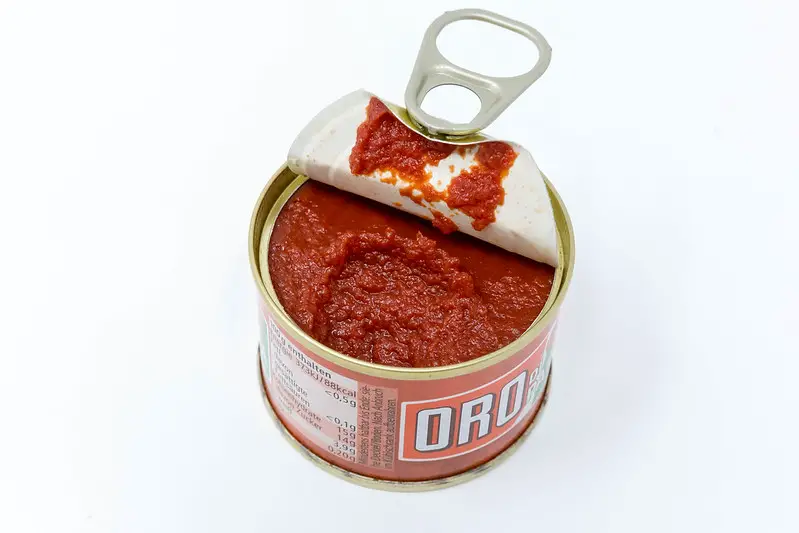 picture of a can of tomato paste