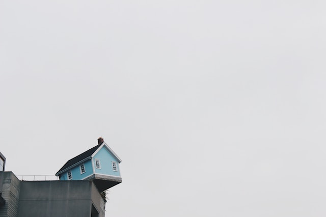 Picture of a house hanging on the edge of a cliff