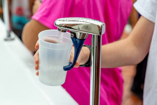 Picture of a child filling a glass of tap water