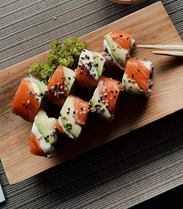 picture of cut roll sushi 