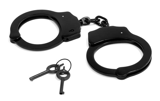 picture of a pair of handcuffs and keys 