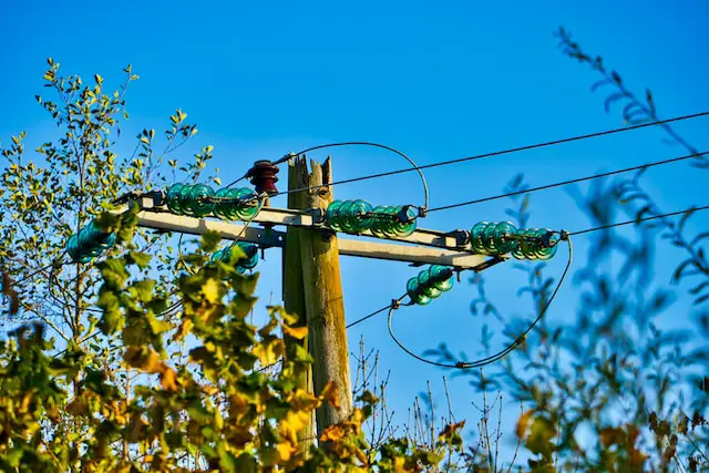 picture of electrical wires with plastic insulators 