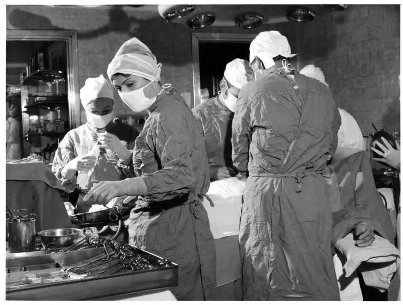 picture of nurses in operating room