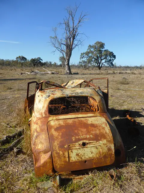 picture of a rusted car