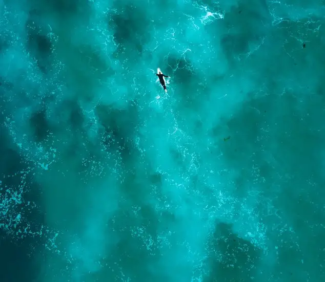 picture of a turquoise sea 