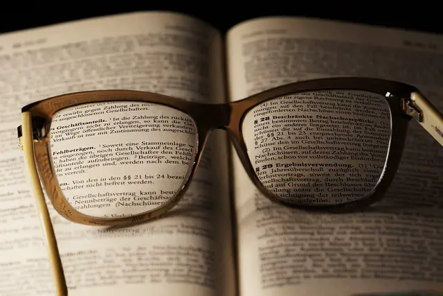 picture of a pair of reading glasses 