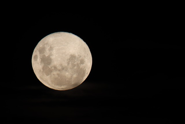 picture of a full moon