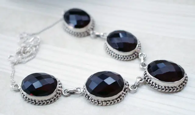 picture of a garnet necklace 
