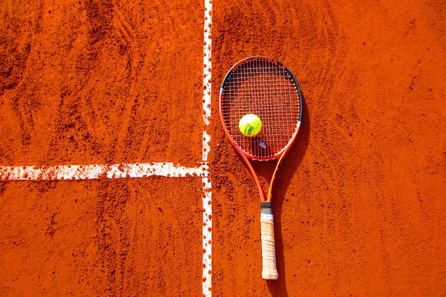 picture of a tennis racquet and ball 