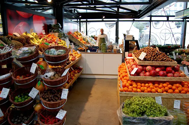 picture of an organic fruit market
