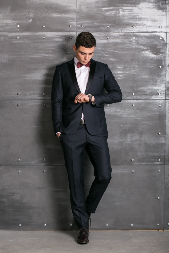 picture of a an waring a slim fit suit 