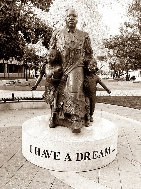 picture of a statue of martin luther king