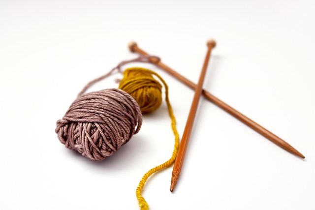 picture of knitting needles and wool