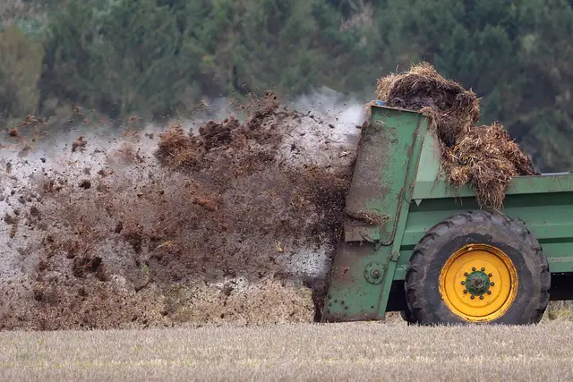 picture of a machine that spreads manure 